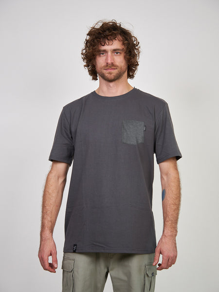 Polera Gris Oscuro Manga Corta Bolsillo