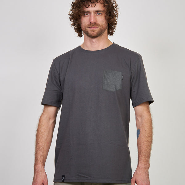 Polera Gris Oscuro Manga Corta Bolsillo