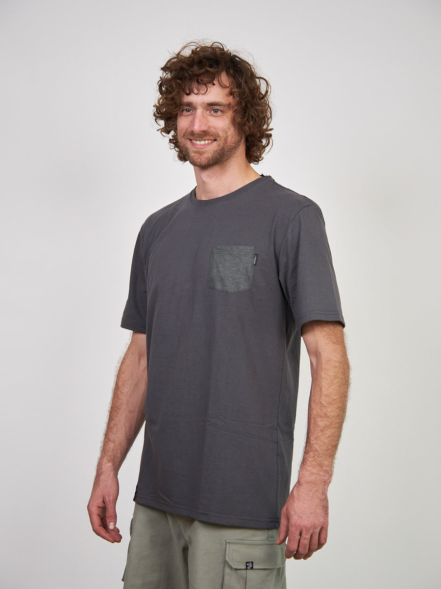 Polera Gris Oscuro Manga Corta Bolsillo